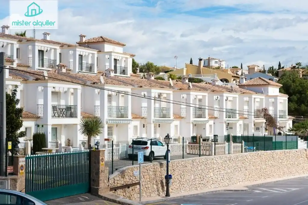 Vista exterior de Casa o xalet de lloguer en El Campello amb Aire condicionat, Calefacció i Jardí privat