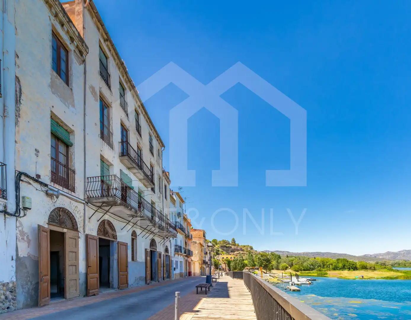 Vista exterior de Edifici en venda en Móra d'Ebre