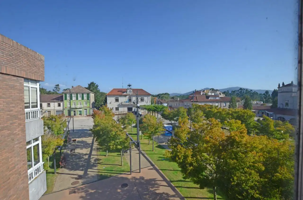 Vista exterior de Edifici en venda en Tomiño
