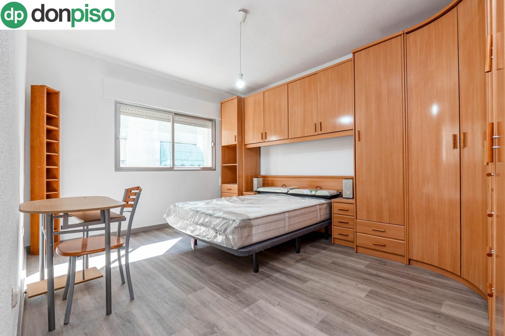 Dormitori de Pis de lloguer en  Granada Capital amb Aire condicionat, Calefacció i Balcó