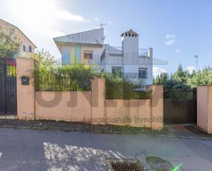Vista exterior de Casa o xalet en venda en Badajoz Capital amb Aire condicionat, Terrassa i Piscina