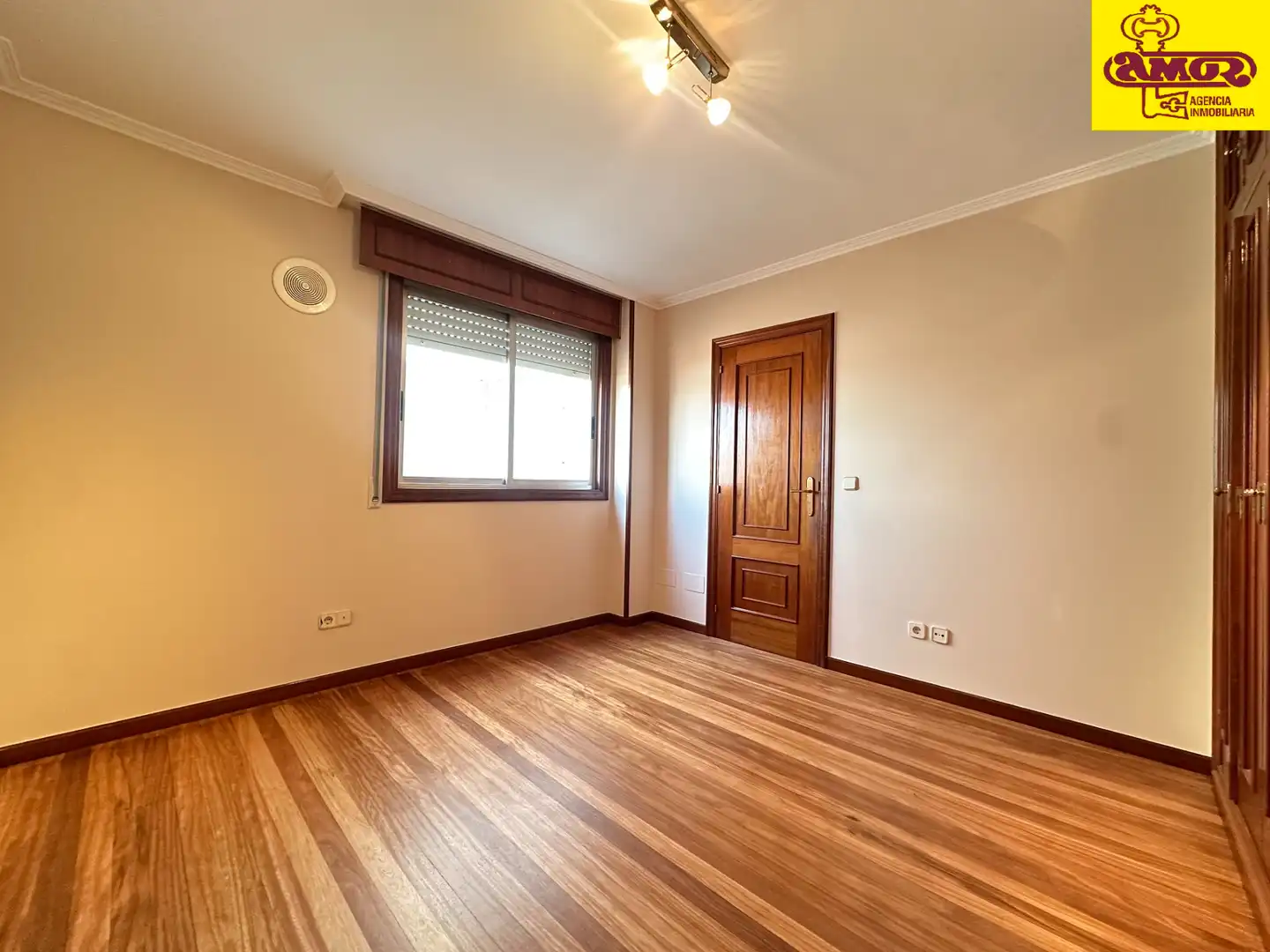 Habitación de Piso en venta en Santiago de Compostela  con Calefacción, Terraza y Trastero