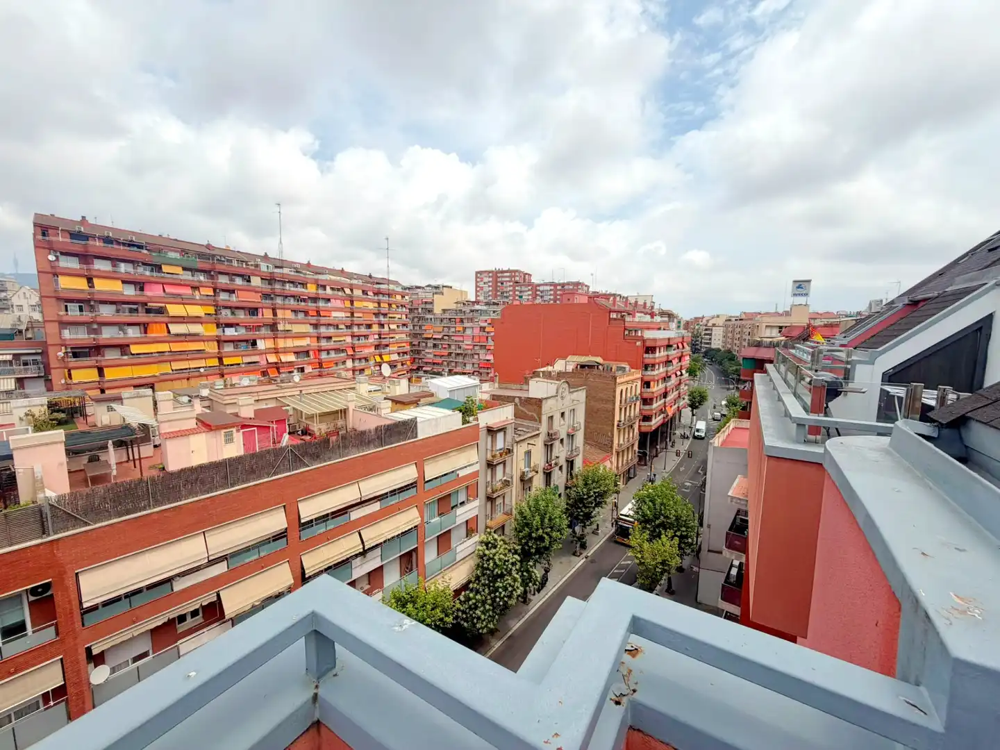 Vista exterior de Ático en venta en L'Hospitalet de Llobregat con Calefacción, Terraza y Horno