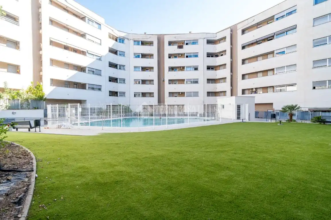 Piscina de Piso en venta en Granada con Aire acondicionado, Calefacción y Amueblado
