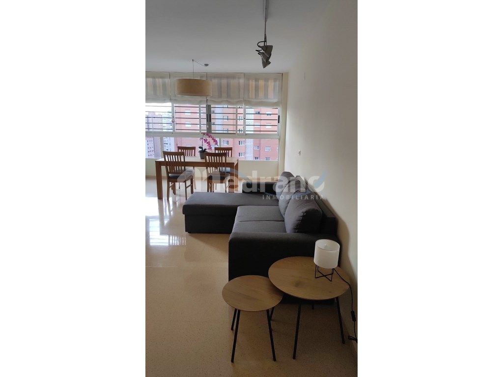 Sala de estar de Piso de alquiler en Benidorm con Aire acondicionado, Jardín privado y Piscina