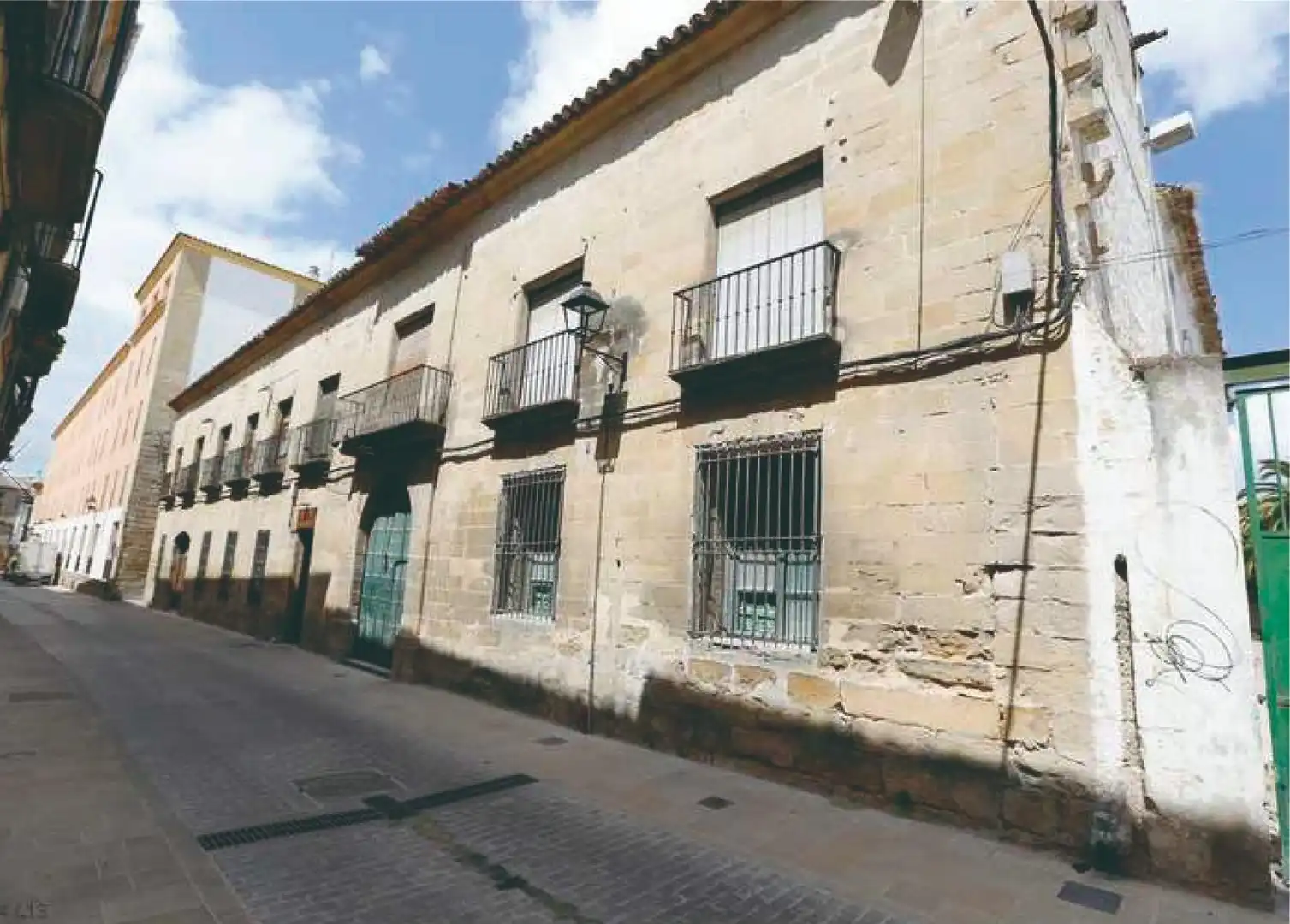 Außenansicht von Gebäude zum Verkauf in Baeza