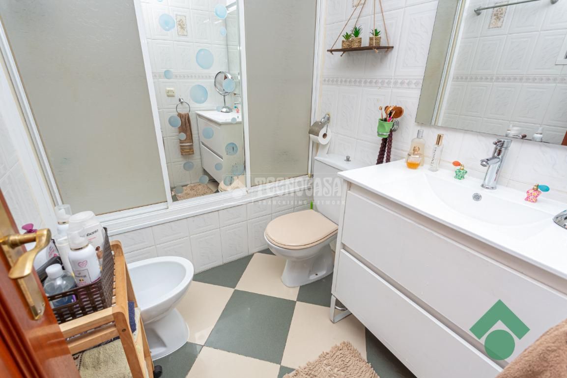 Bathroom of Single-family semi-detached for sale in Los Barrios  with Terrace and Furnished
