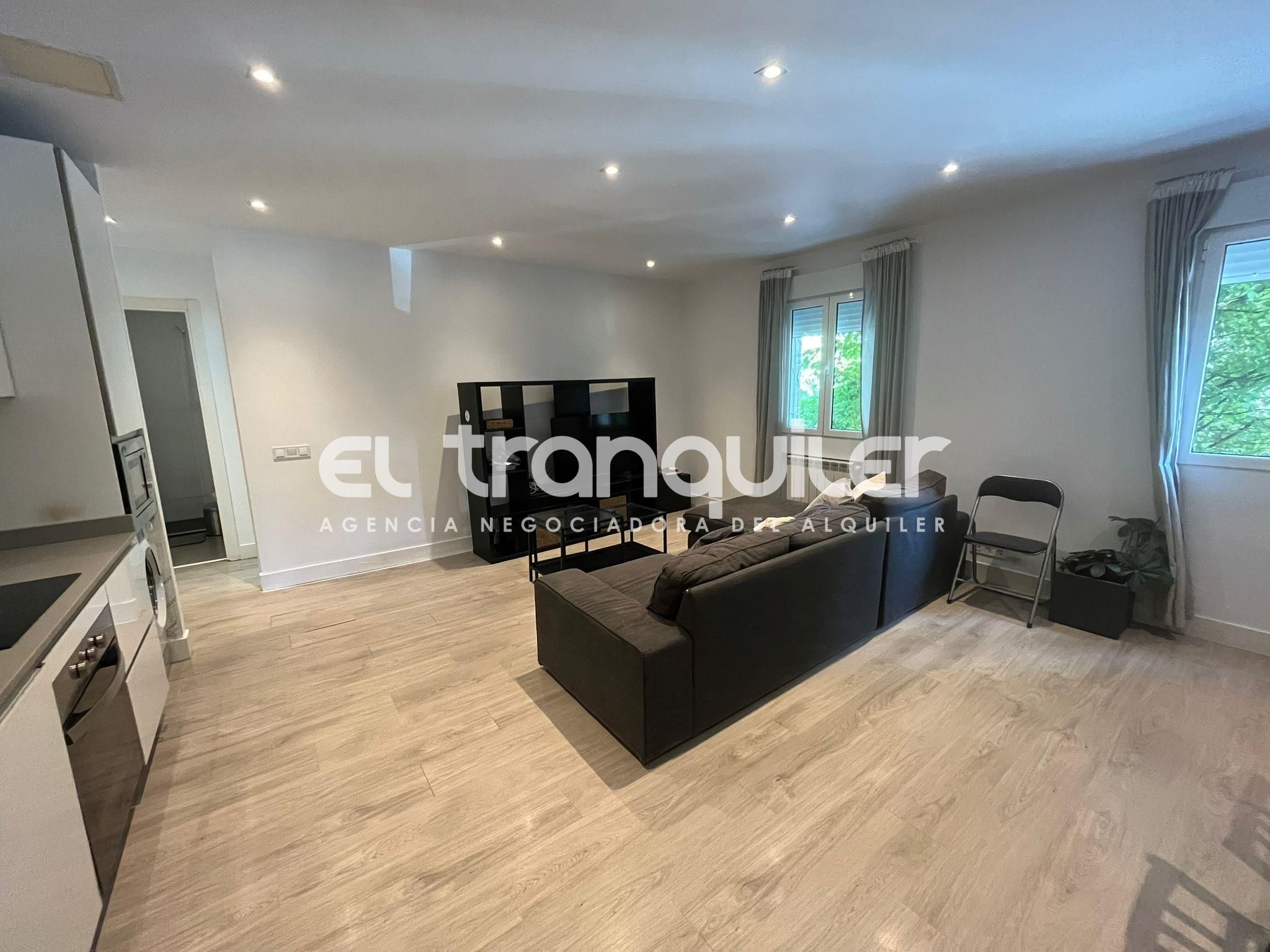 Living room of Flat for sale in  Madrid Capital  with Parquet flooring, Furnished and Washing machine
