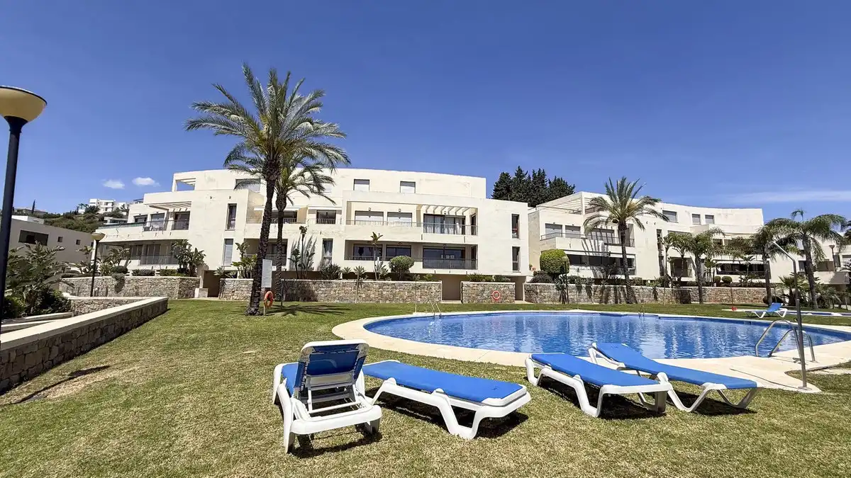 Vista exterior de Ático en venta en Marbella con Aire acondicionado, Trastero y Alarma