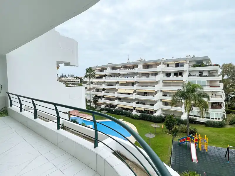 Apartamento con piscina en venta en San Pedro de Alcántara, imagen 7
