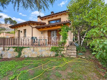 Casa con balcone in vendita a Carrer Mura