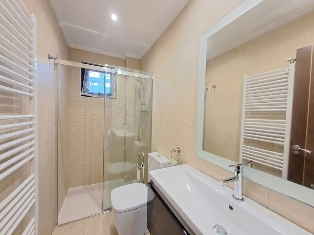 Baño de Casa adosada en venta en Castrillo del Val con Calefacción, Jardín privado y Parquet