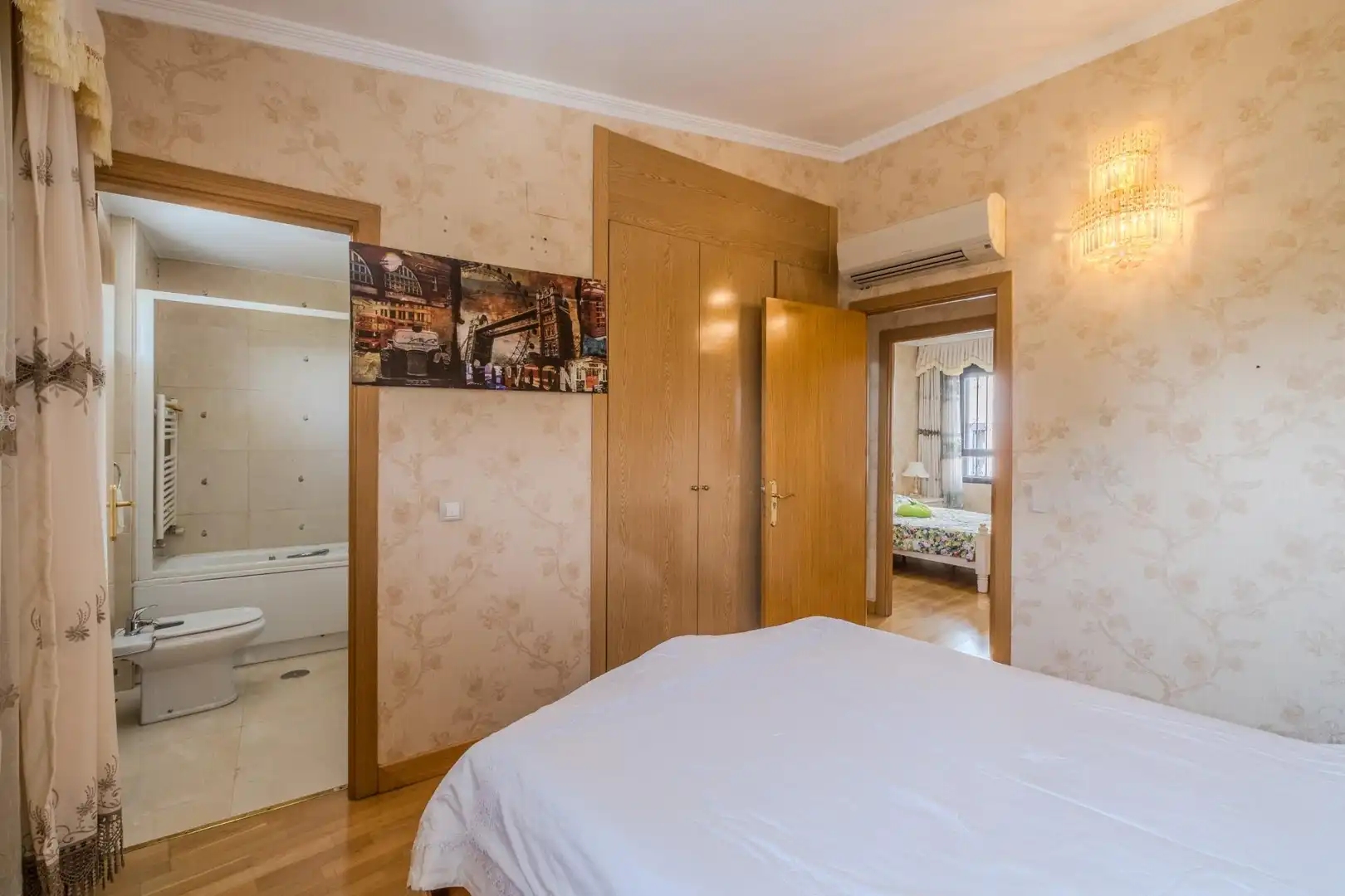 Habitación de Casa adosada en venta en Carabanchel