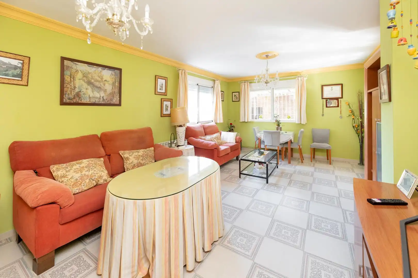 Sala d'estar de Casa o xalet en venda en Cogollos de la Vega amb Jardí privat, Terrassa i Traster