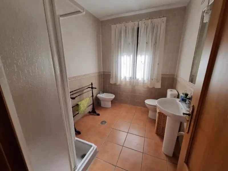 Bany de Casa o xalet en venda en Valdastillas amb Aire condicionat, Calefacció i Terrassa