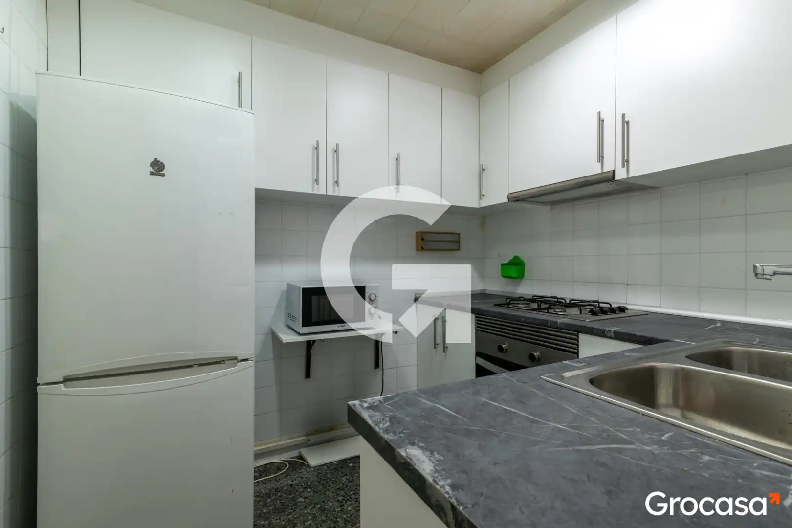 Cuina de Pis en venda en Sant Feliu de Llobregat amb Forn, Rentadora i TV