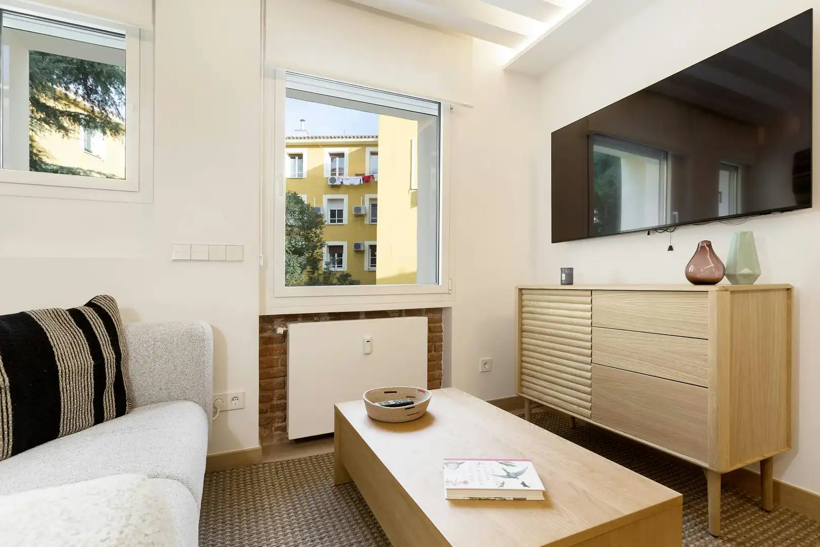 Living room of Flat for rent in Madrid  with Air Conditioner, Heating and Washing machine