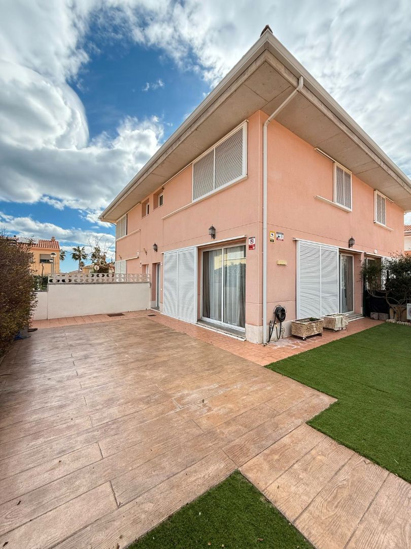Exterior view of Single-family semi-detached for sale in Mont-roig del Camp  with Air Conditioner, Private garden and Swimming Pool