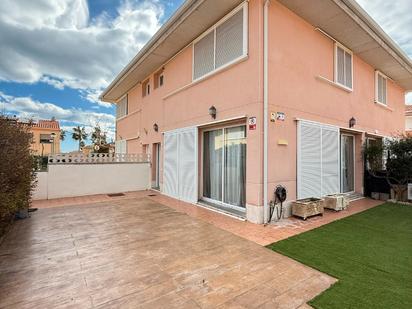 Vista exterior de Casa adosada en venda en Mont-roig del Camp amb Aire condicionat, Jardí privat i Piscina