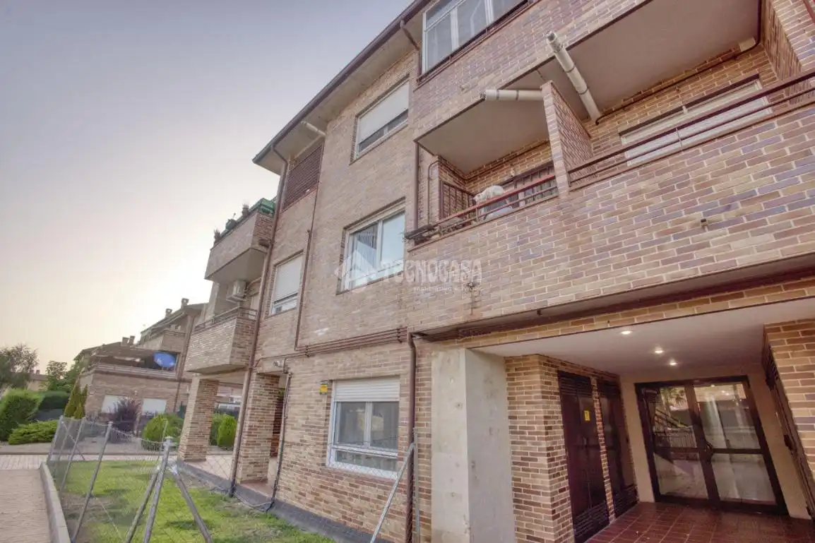 Vista exterior de Piso en venta en Villamayor con Calefacción, Jardín privado y Terraza