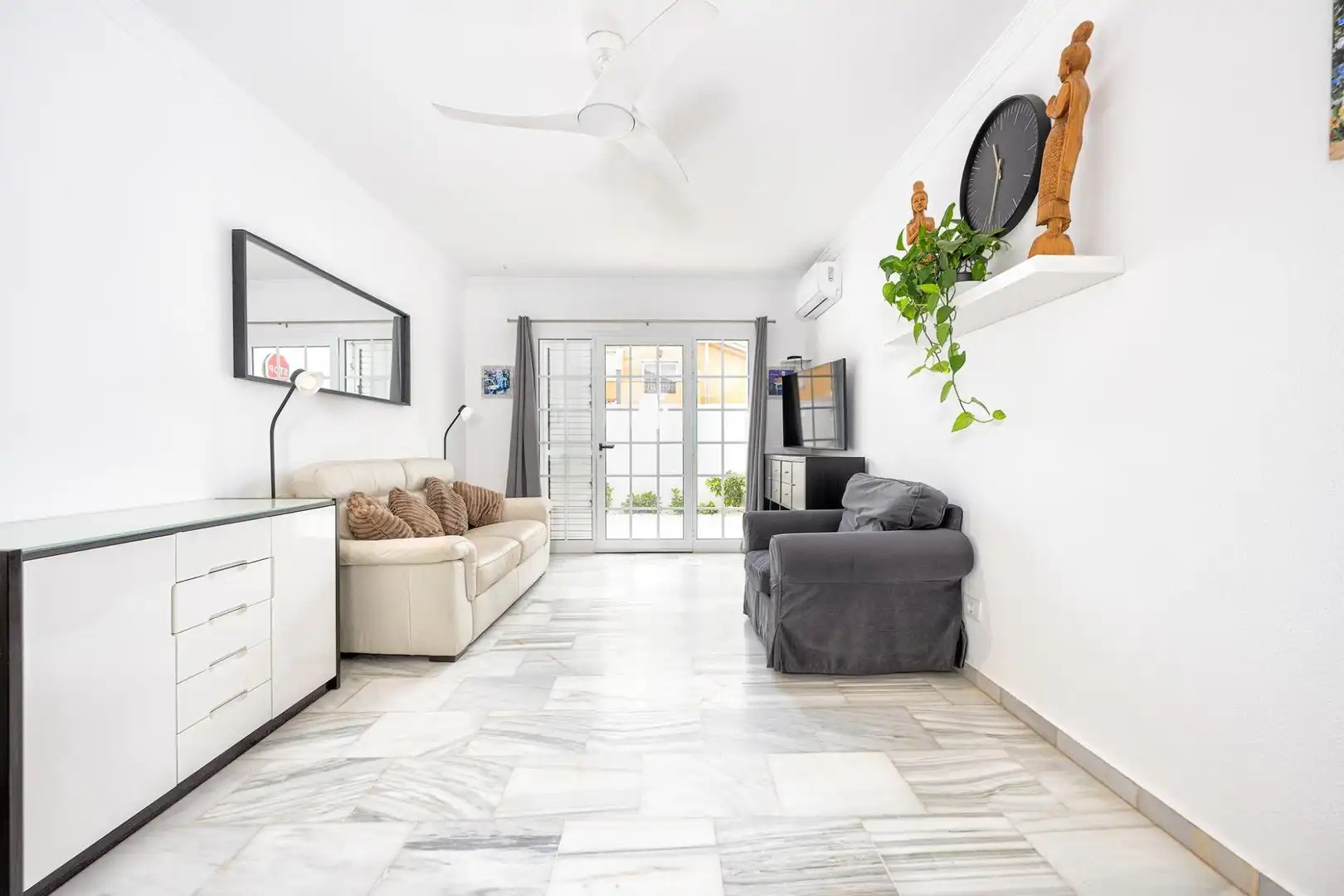 Sala de estar de Casa adosada en venta en San Bartolomé de Tirajana con Aire acondicionado, Jardín privado y Terraza