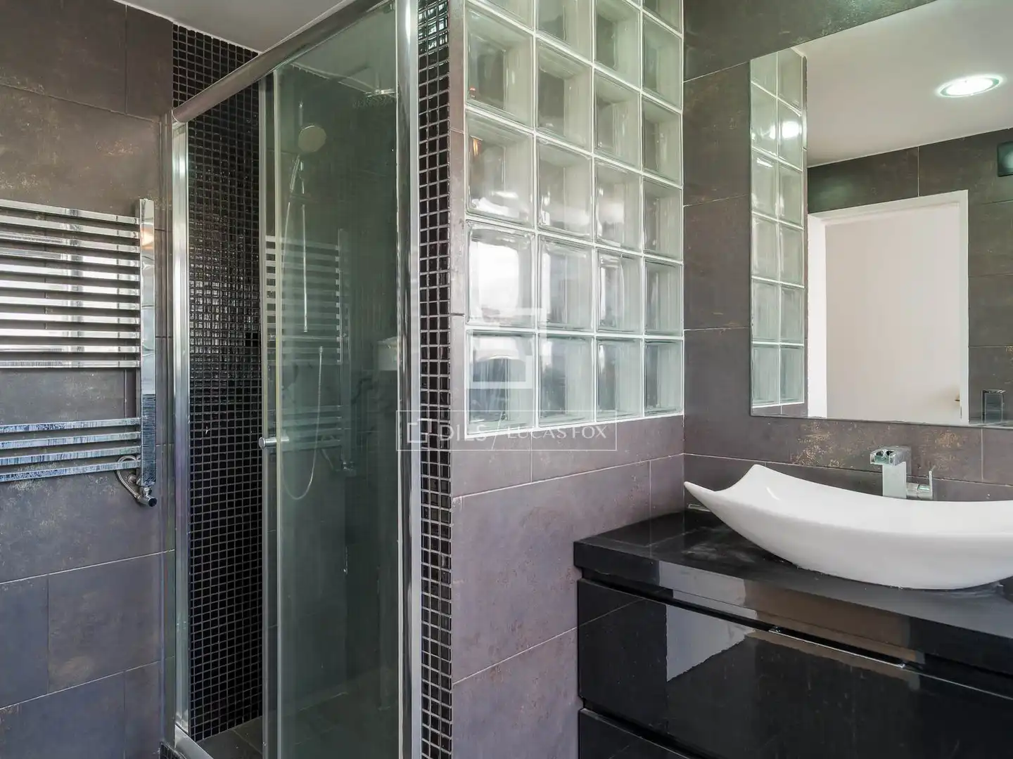 Badezimmer von Wohnung zum Verkauf in Barcelona mit Klimaanlage, Terrasse und Abstellraum