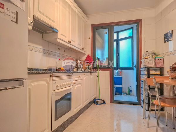 Cuina de Apartament en venda en Vigo  amb Calefacció, Parquet i Traster
