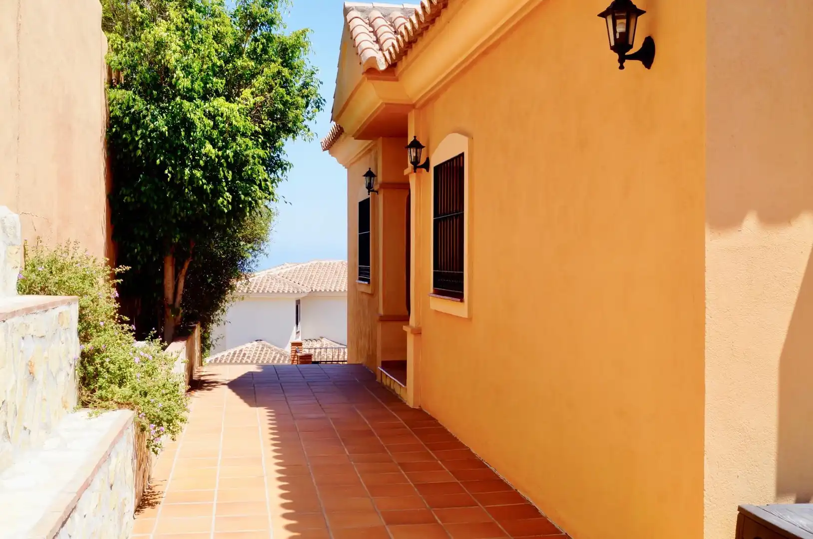 Außenansicht von Haus oder Chalet zum Verkauf in Benalmádena mit Klimaanlage, Heizung und Privatgarten