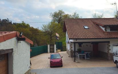 Vista exterior de Casa o xalet en venda en Berango amb Calefacció, Jardí privat i Moblat