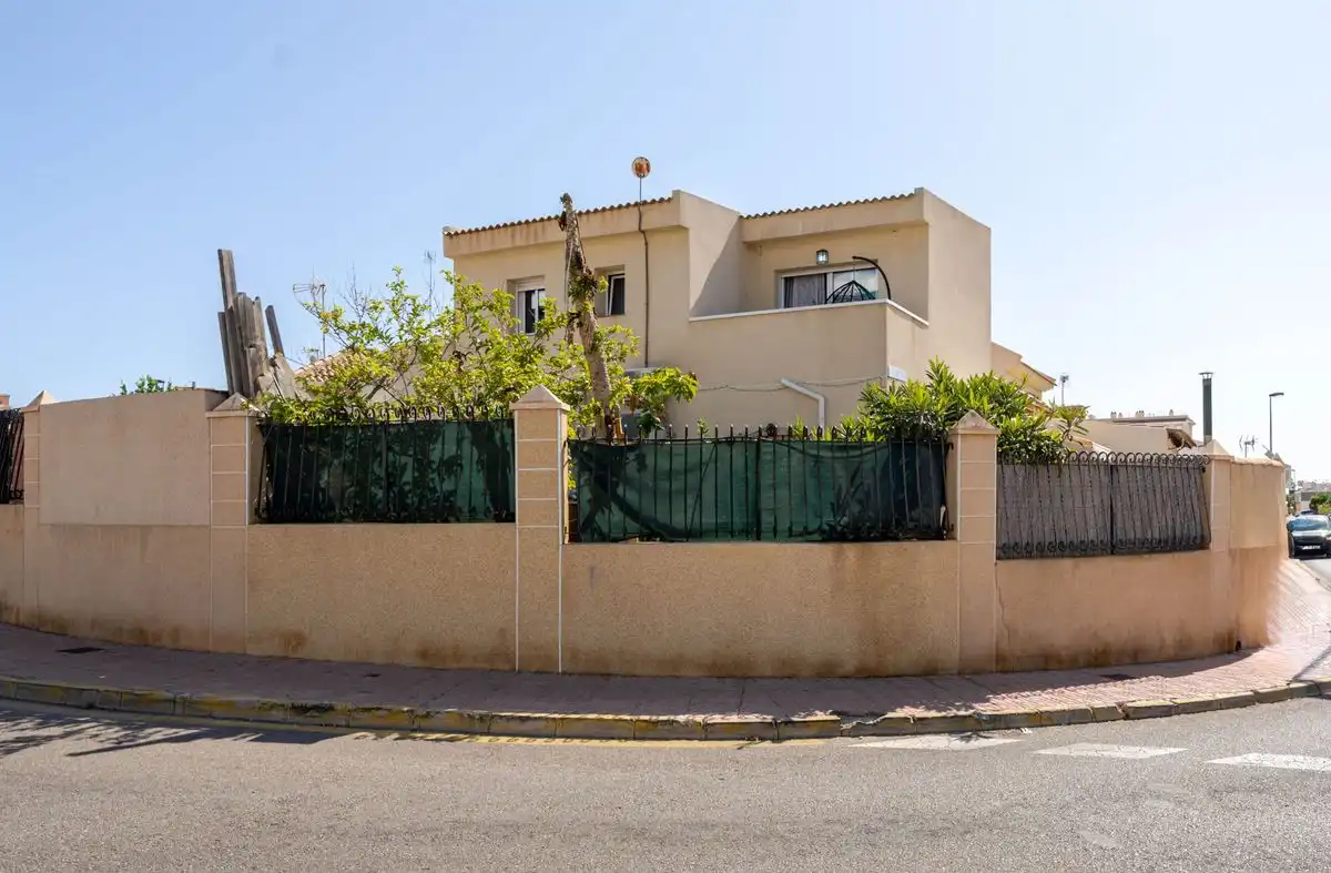 Vista exterior de Casa adosada en venta en Torrevieja con Aire acondicionado, Calefacción y Jardín privado