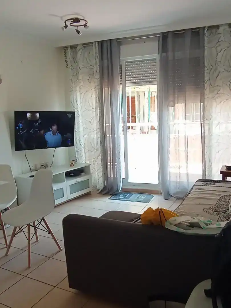 Wohnzimmer von Wohnungen zur Miete in Oliva mit Klimaanlage, Privatgarten und Möbliert