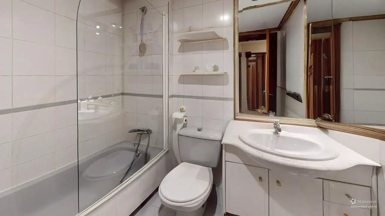 Bathroom of Flat for sale in Sevilla  with Air Conditioner, Heating and Terrace