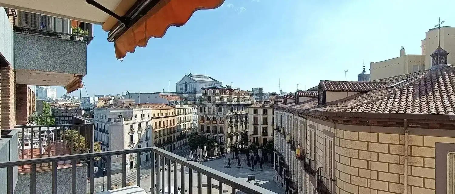Exterior view of Flat for rent in Madrid  with Air Conditioner, Heating and Oven