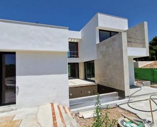 Vista exterior de Casa o xalet en venda en Marbella amb Aire condicionat, Jardí privat i Terrassa