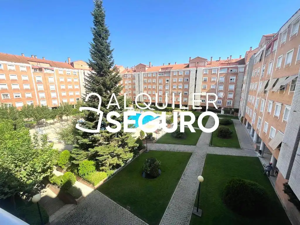 Vista exterior de Piso de alquiler en Madrid con Calefacción y Piscina
