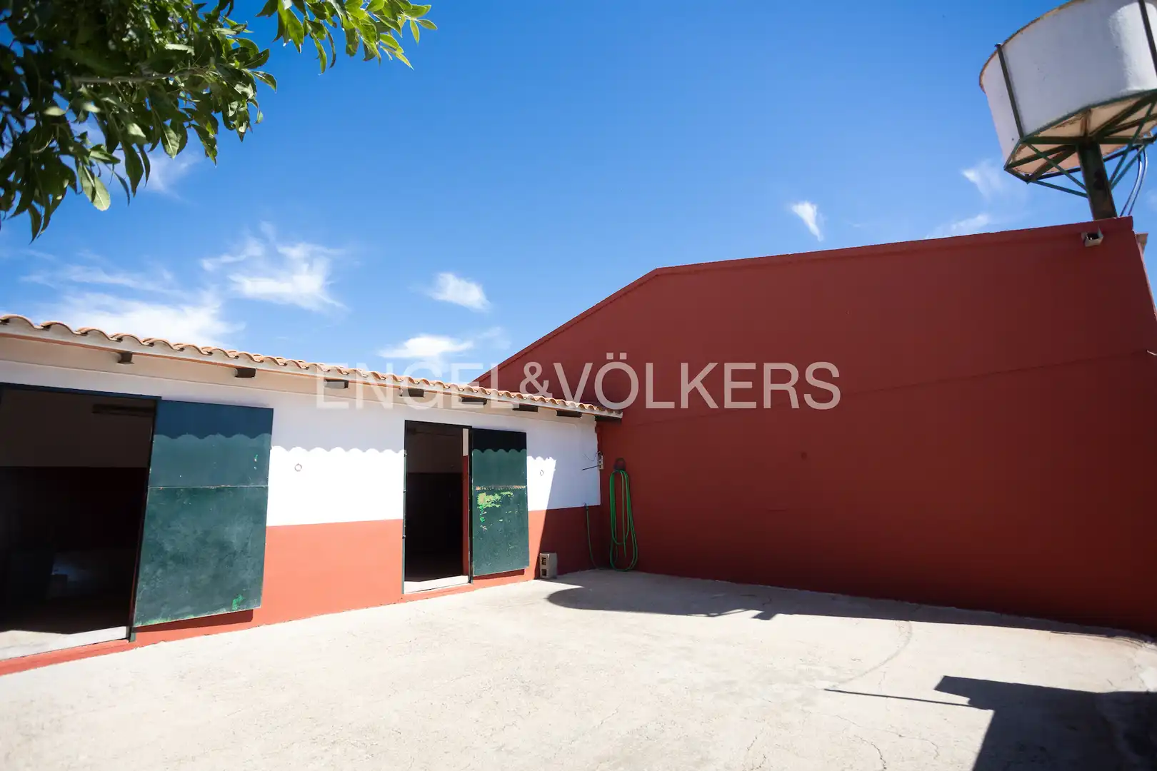 Vista exterior de Finca rústica en venta en Llerena con Calefacción, Jardín privado y Trastero