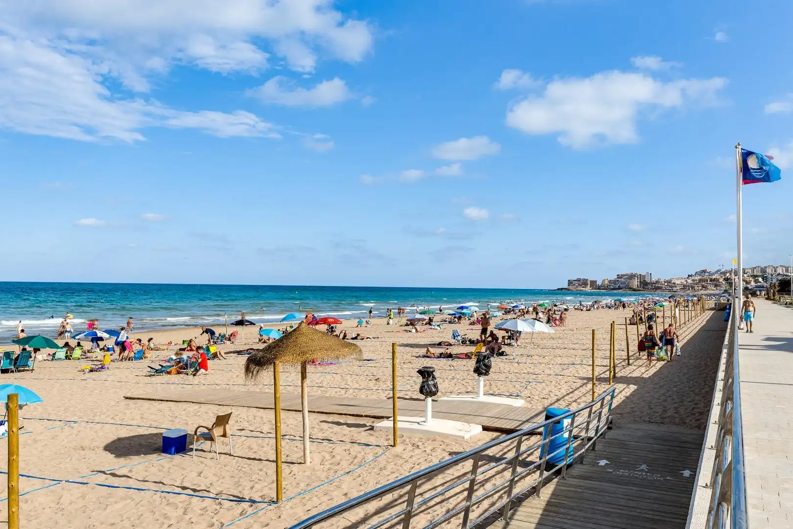 Vista exterior de Apartament en venda en Torrevieja amb Aire condicionat, Terrassa i Moblat