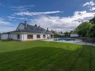 Casa con piscina en venta en Urbanizaciones