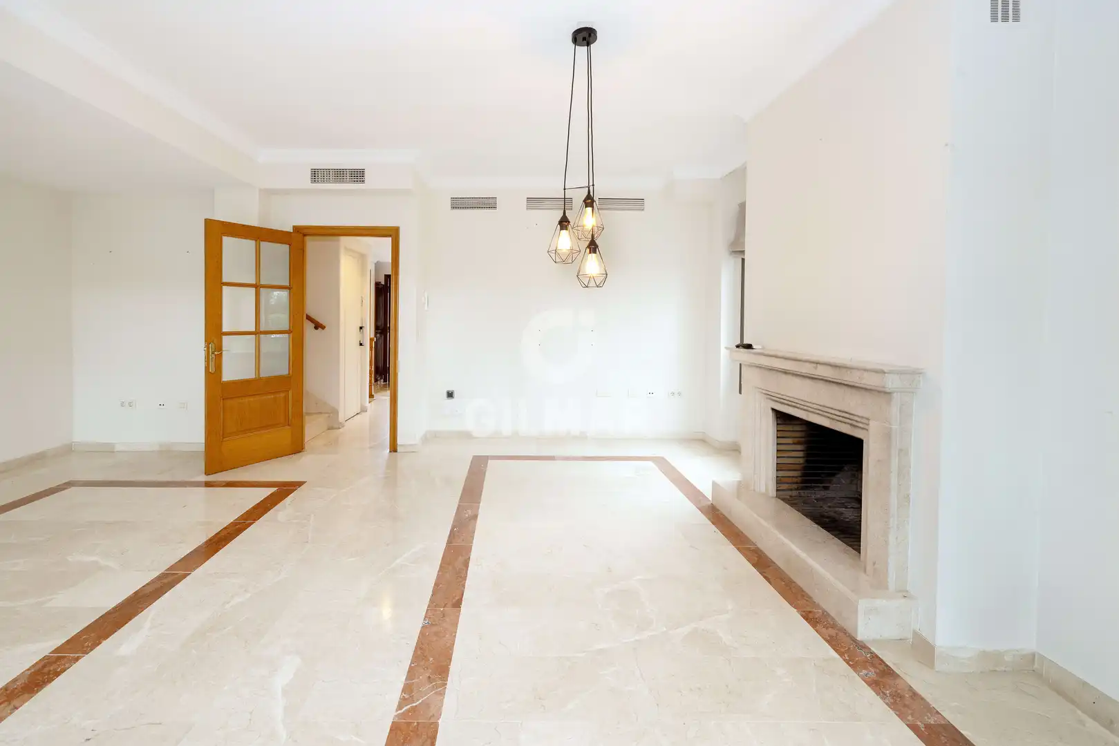 Sala de estar de Casa adosada en venta en Marbella con Calefacción, Jardín privado y Piscina