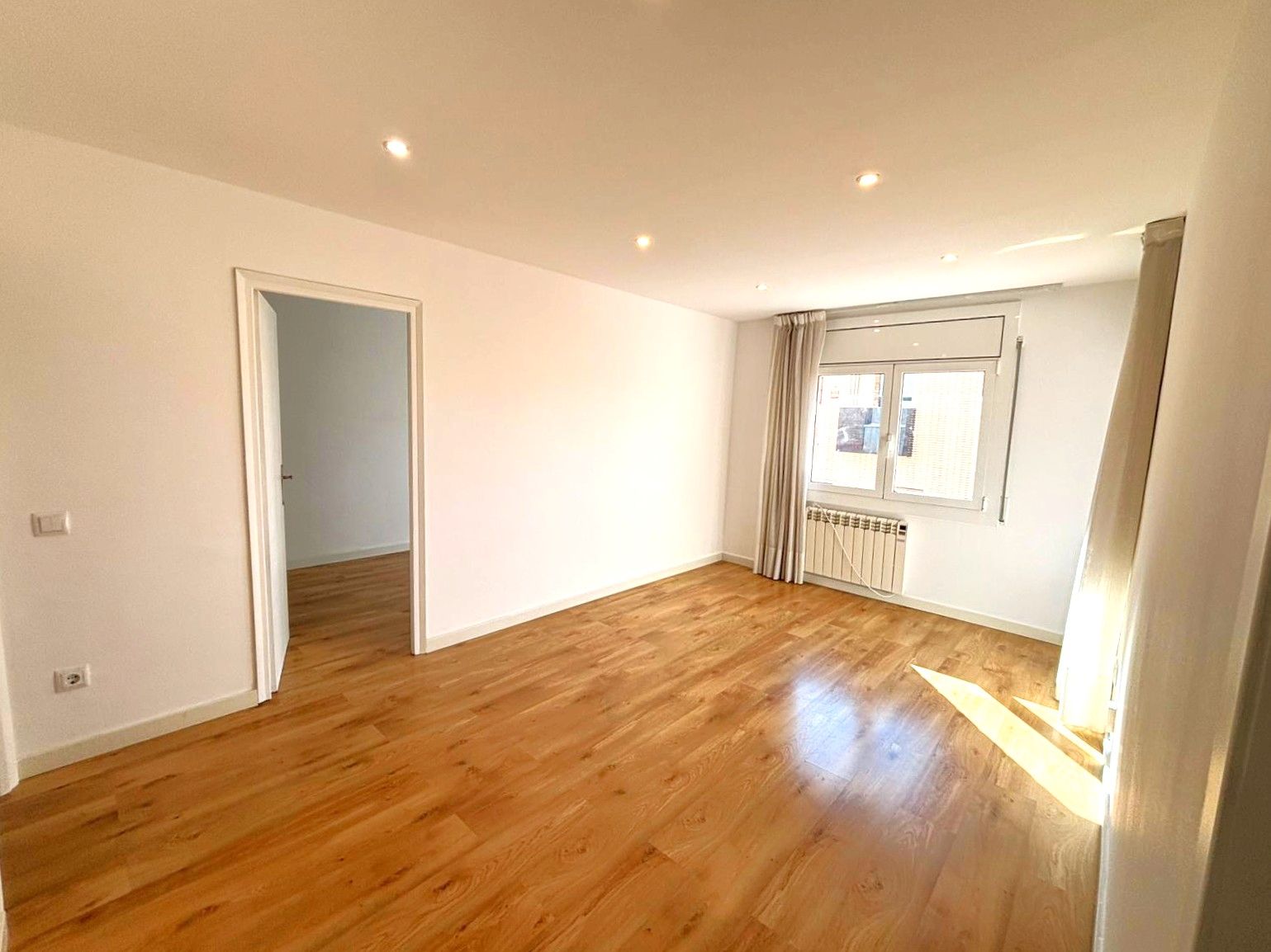 Dormitori de Pis de lloguer en Terrassa amb Calefacció, Forn i Balcó