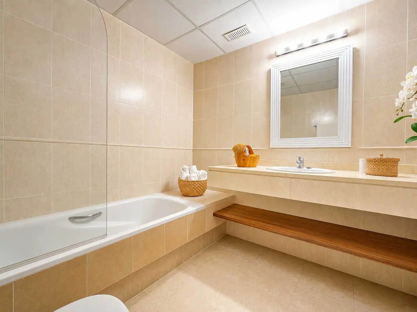 Baño de Dúplex en venta en Manilva con Aire acondicionado, Calefacción y Terraza