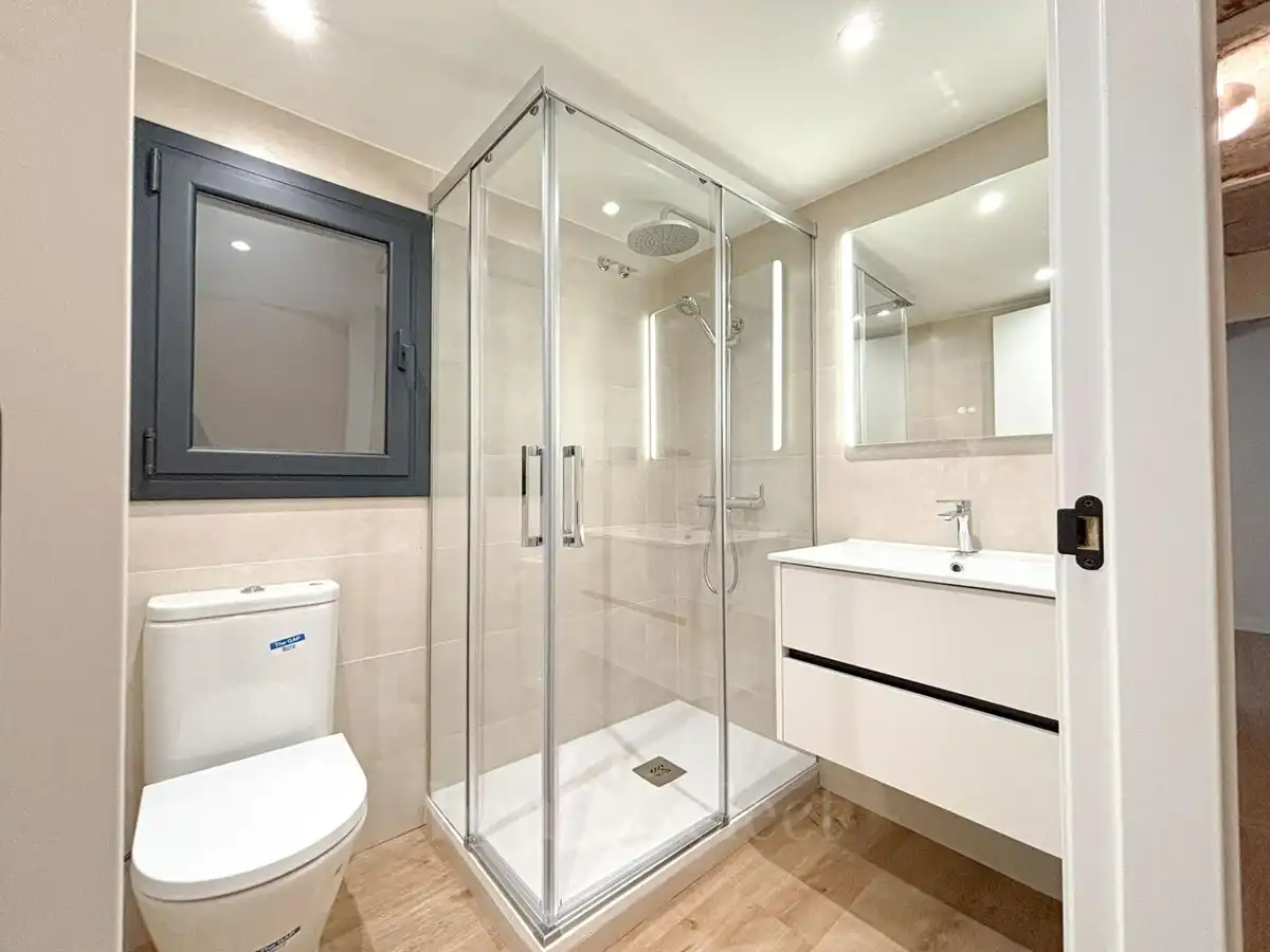 Bathroom of Duplexes for sale in Barcelona  with Air Conditioner, Heating and Private garden