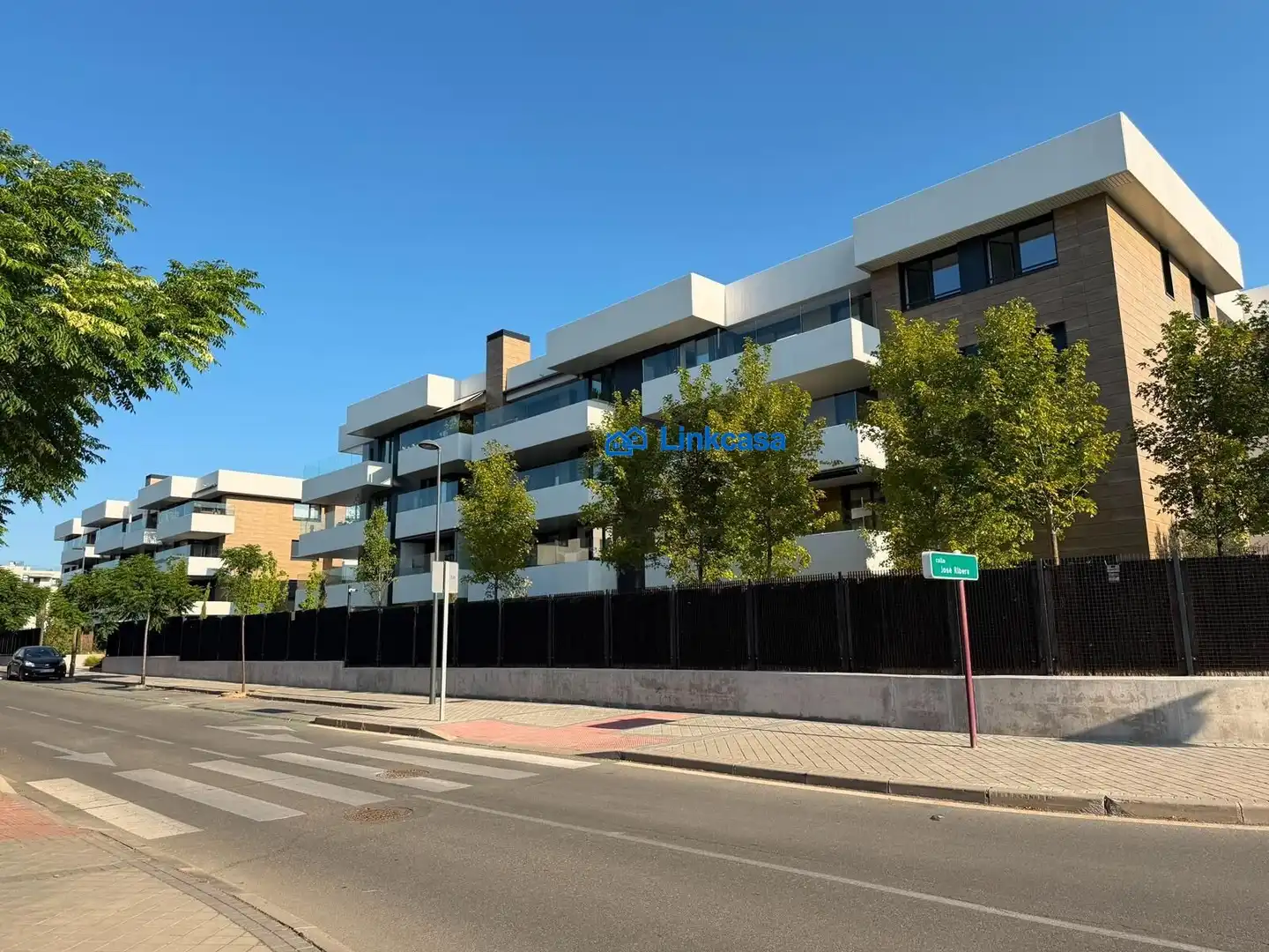 Vista exterior de Pis en venda en Pozuelo de Alarcón amb Aire condicionat, Calefacció i Jardí privat