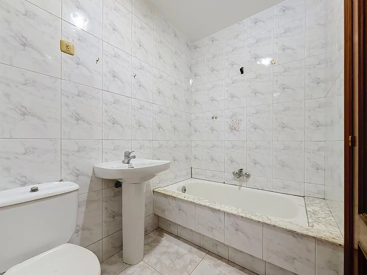 Baño de Piso en venta en Boiro con Calefacción y Trastero