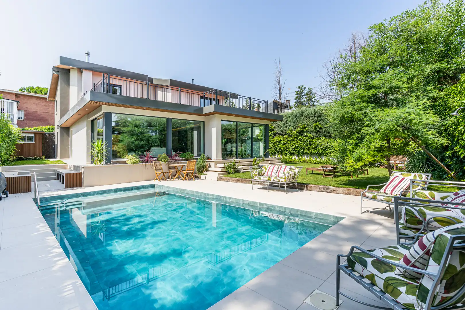 Swimming pool of Houses for sale in Majadahonda  with Air Conditioner, Heating and Private garden