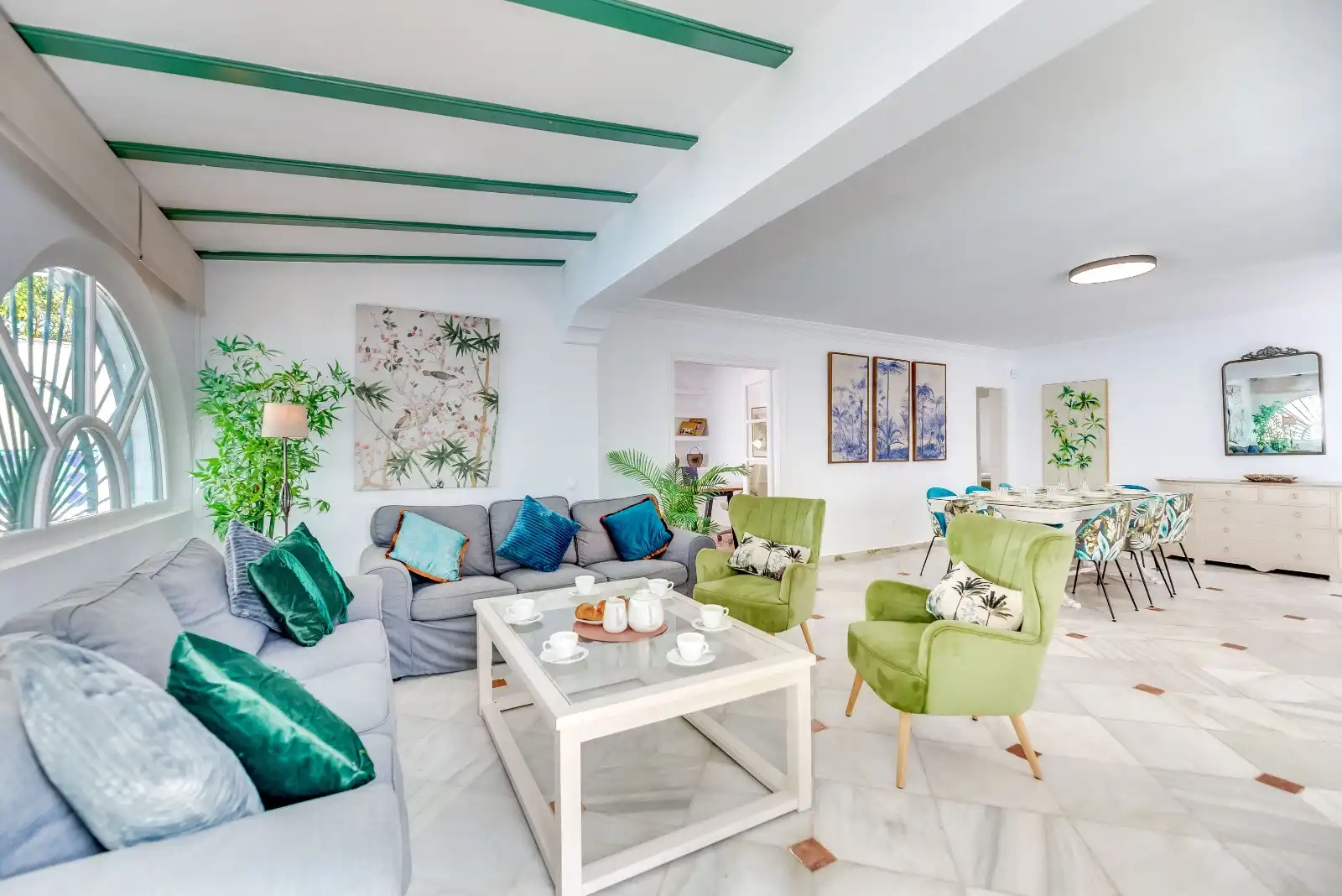 Sala de estar de Casa o chalet en venta en Marbella con Aire acondicionado, Calefacción y Jardín privado