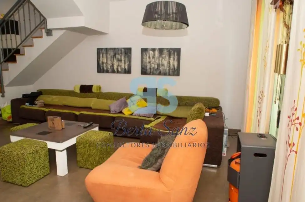 Sala de estar de Casa adosada en venta en Pioz con Aire acondicionado, Calefacción y Jardín privado
