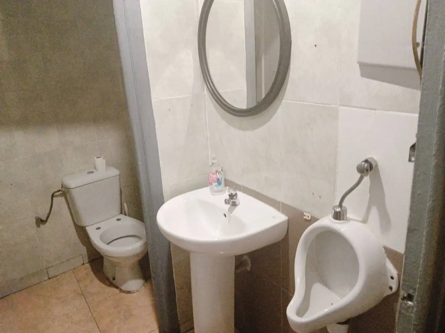 Baño de Local de alquiler en Zaragoza con Aire acondicionado y Amueblado