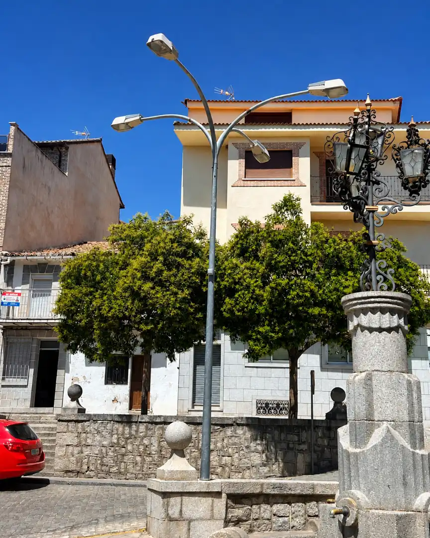 Vista exterior de Casa adosada en venda en El Hoyo de Pinares 