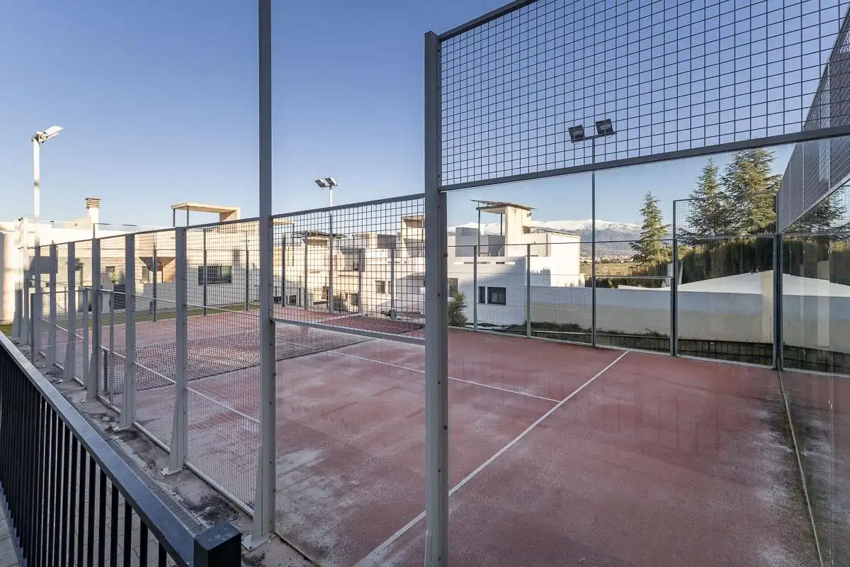 Vista exterior de Casa adosada en venta en Las Gabias con Piscina comunitaria